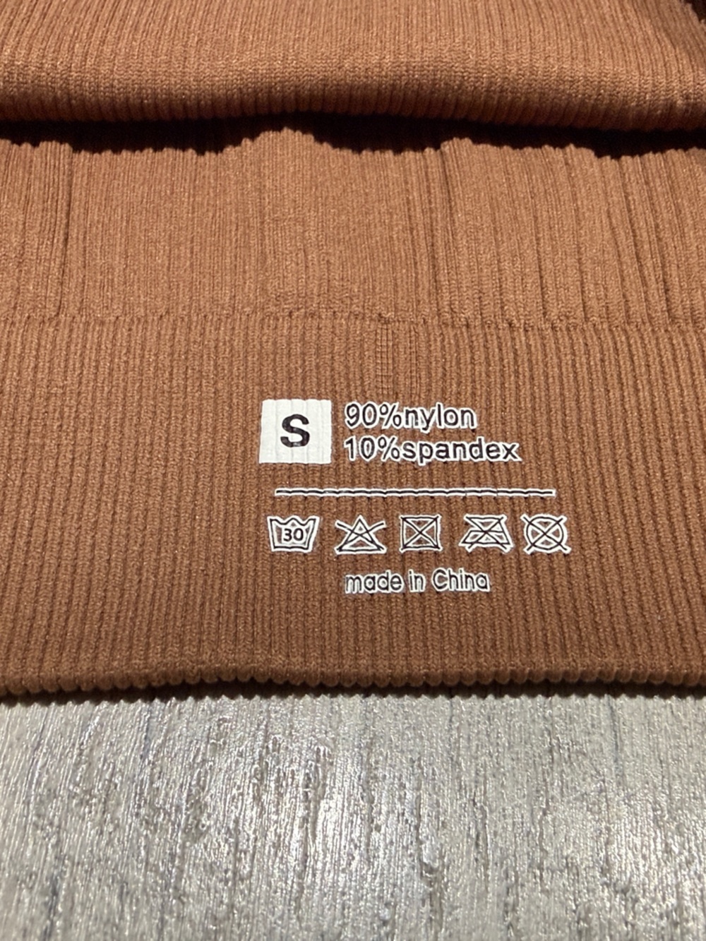 One-Shoulder Ribbed Crop Top - Picture 2 of 3